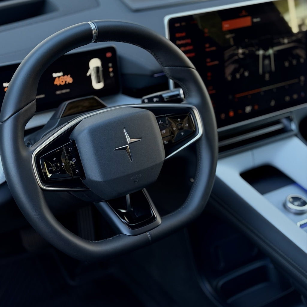 Ren interior och forarskarm i Polestar 4 efter invandig rekond